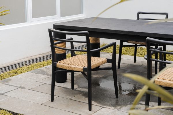 Set meja dan kursi makan jati outdoor dengan desain modern anyaman rotan finish hitam - custom furniture by Permata Furni.