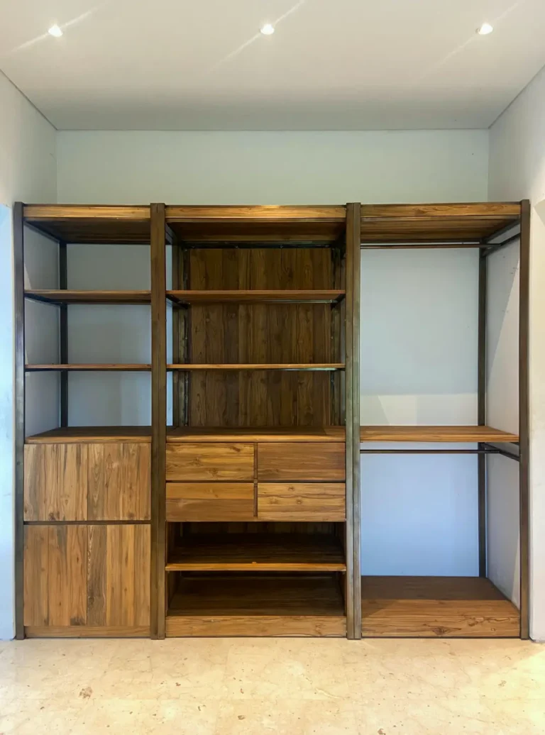 Tampilan depan lemari pakaian custom bergaya industrial yang terbuat dari kayu jati daur ulang dan rangka besi. Wardrobe ini memiliki desain terbuka dengan rak, beberapa laci, kabinet bawah, dan area gantung.