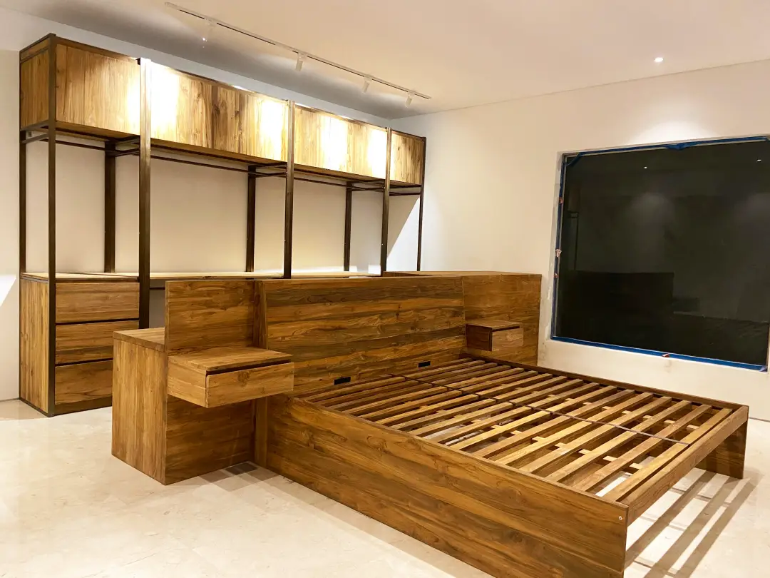 Satu set furnitur kamar tidur custom yang terdiri dari ranjang, headboard, dan lemari pakaian dari kayu jati daur ulang dengan desain modern minimalis dan rangka industrial berwarna gelap.