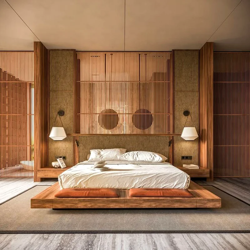 Kamar tidur modern bergaya Japandi dengan ranjang dipan kayu rendah sebagai pusat perhatian, diapit oleh dua lampu dinding di atas nakas terintegrasi, dengan latar belakang headboard dan dinding panel kisi-kisi kayu