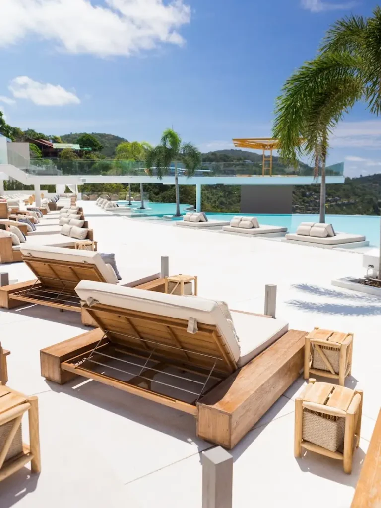Lounger atau kursi berjemur dari kayu jati reclaimed premium dengan sandaran yang dapat diatur, bagian dari proyek furnitur outdoor Permata Furni untuk Fira Beach Club di Phuket.